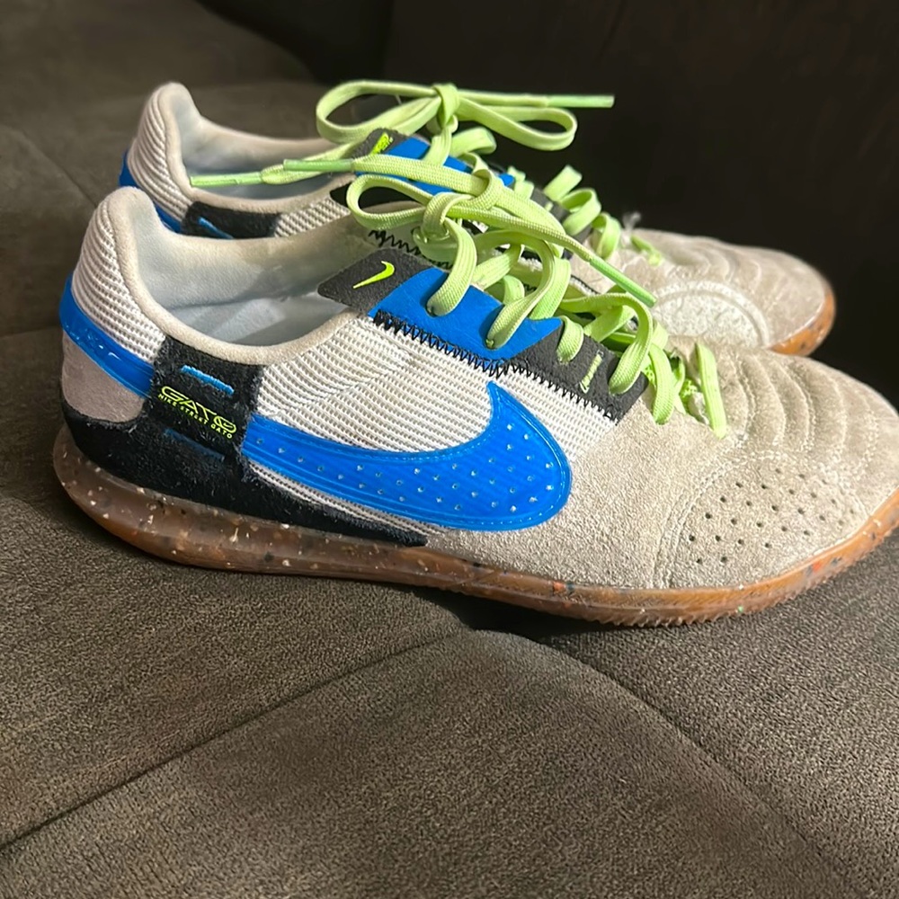 Nike indoor soccer shoes size 6Y kids GUC